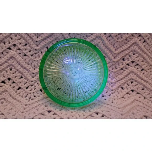 Vintage Green Uranium Glass Bowl Starburst Pattern Glows UV Blacklight 4.5 Inch - Picture 5 of 7